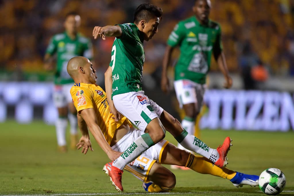 A sabiendas de la peligrosidad de Ángel Mena, quien fue el campeón de goleo de la Liga MX, Jorge Torres Nilo deslizándose para sacarle la pelota al ecuatoriano.