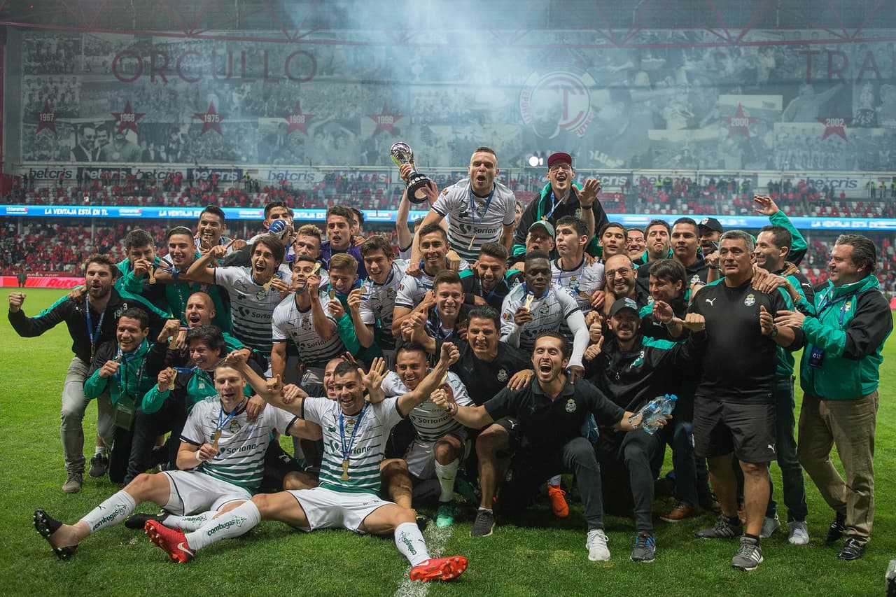 <b>El último titulo lagunero</b>
<br>Santos Laguna ha conseguido una época gloriosa desde que existen los torneos cortos, pero tamabién recordemos, es uno de los equipos más jovenes en el balompié azteca con tan solo 36 años desde su fundaci´n en 1983.