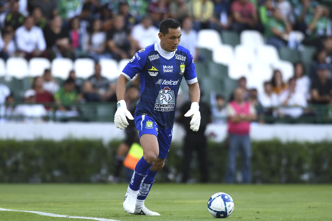 Rodolfo Cota a punto de despejar el balón.