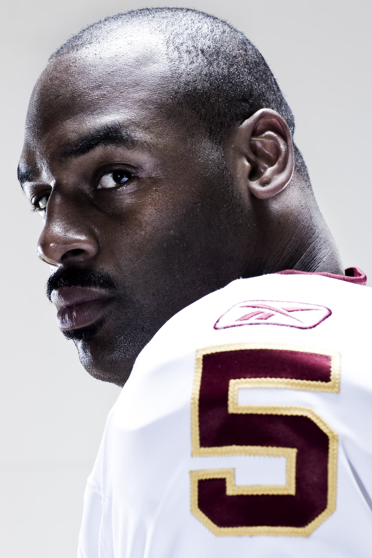 Desde que puso punto final a su carrera en activo en la NFL, Donovan McNabb ha sido procesado dos veces en Arizona por DUI. Fox Sports lo llegó a suspender como comentarista.