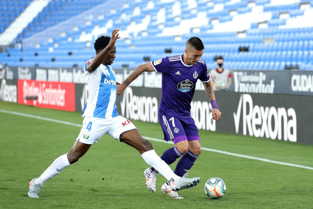 Kenneth Omeruo sale a presionar a Sergi Guardiola, le puntea el balón y manda el esférico al saque de manos.