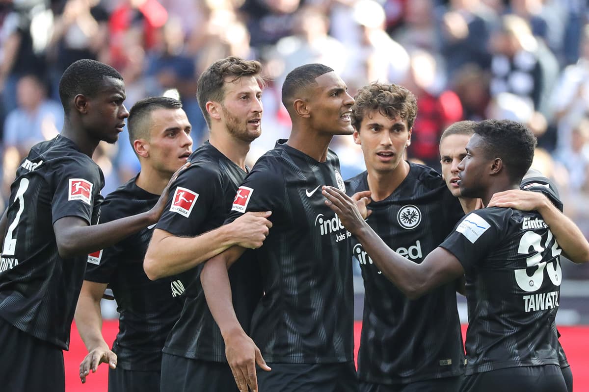 El delantero francés Sébastian Haller (centro) marcó el 1-1 provisional para el Eintracht al minuto 54', de tiro penal.