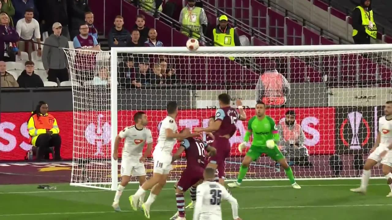 ¡CERCA! Nemanja Stojic disparó que se estrella en el poste.