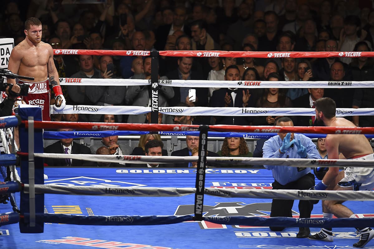 El último minuto del tercer round fue el definitivo para la victoria de Saúl 'Canelo' Álvarez, ya que en dos ocasiones más hizo ceder a su rival de rodillas hacia la lona.