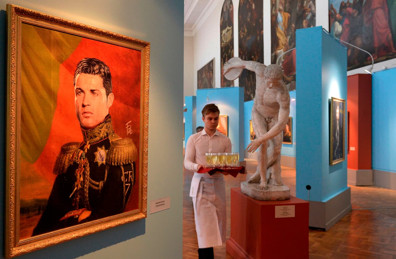 En esta exhibición en San Petersburgo se usó la imagen de los futbolistas y se les mezcló con trajes de siglos pasados, para hacerlos ver como auténticos comandantes.