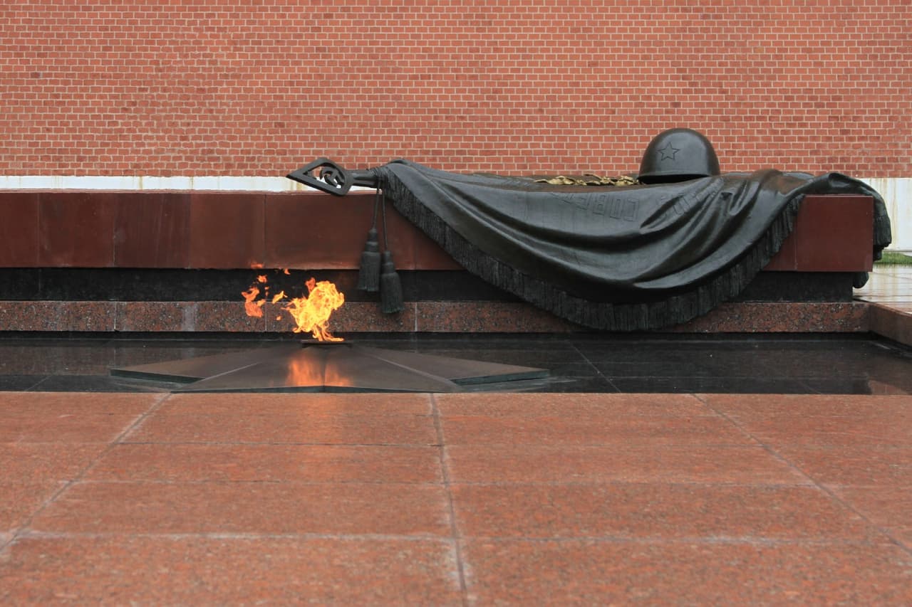 La Tumba del Soldado Desconocido está en el Jardín Alexander, a un lado del Kremlin, y honra a los caídos del Ejército Rojo en la Segunda Guerra Mundial. Está fuertemente custodiada en todo momento.