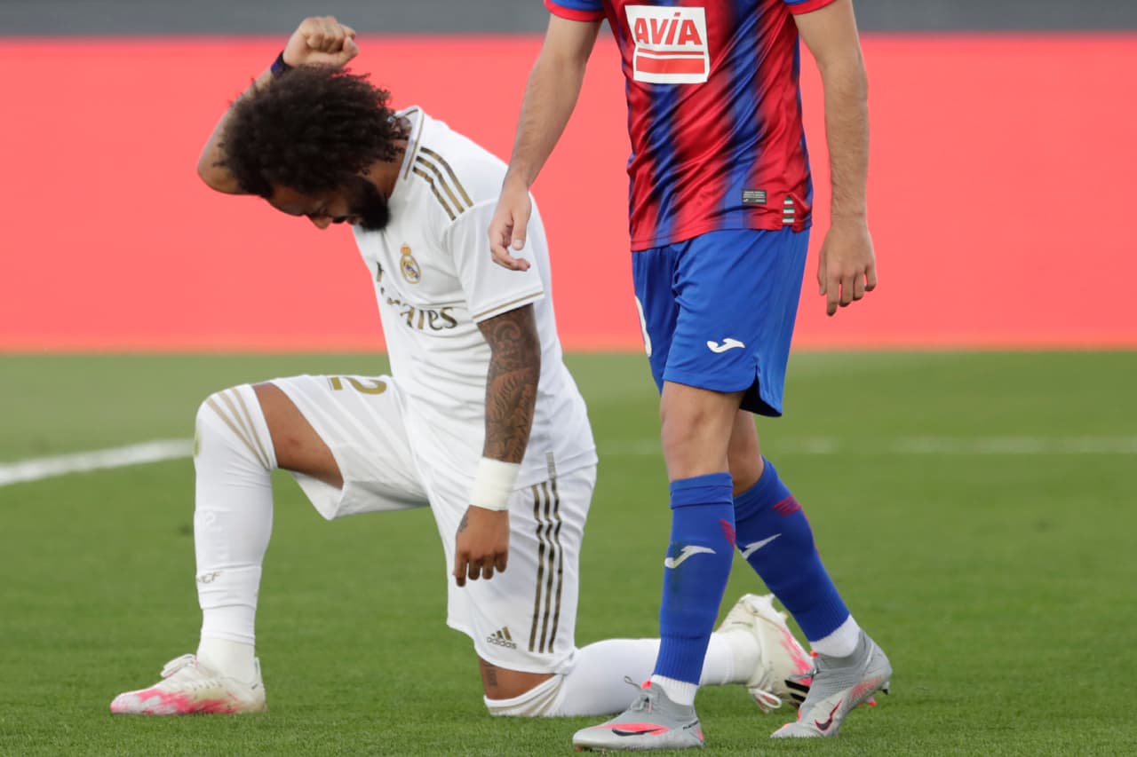 Marcelo kneels marca un golazo y lo celebra con una rodilla en el suelo y el puño levantado hacia el cielo en forma de protesta.