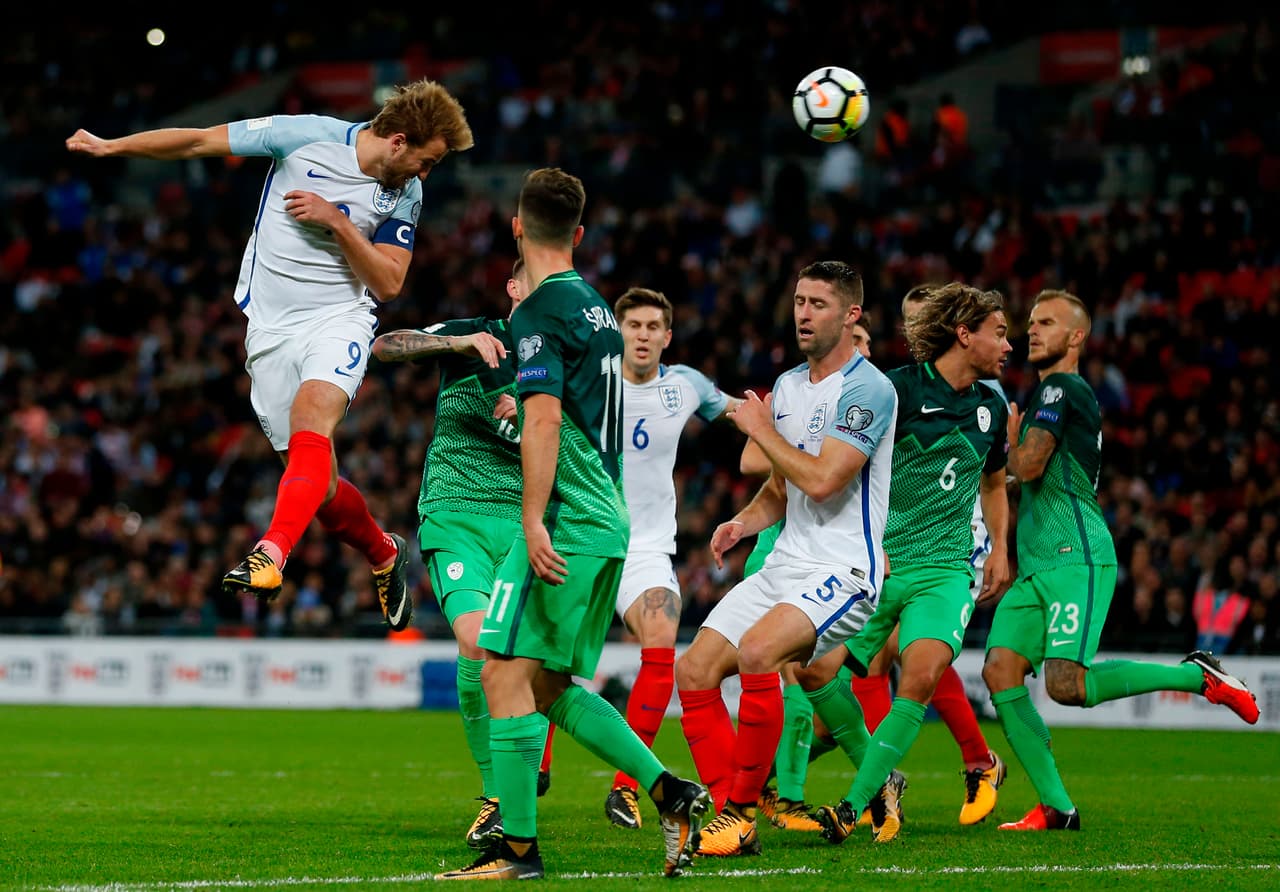La pelota se fue al fondo, pero el juez central decidió anular la anotación por un empujón del delantero a uno de los defensas eslovenos.