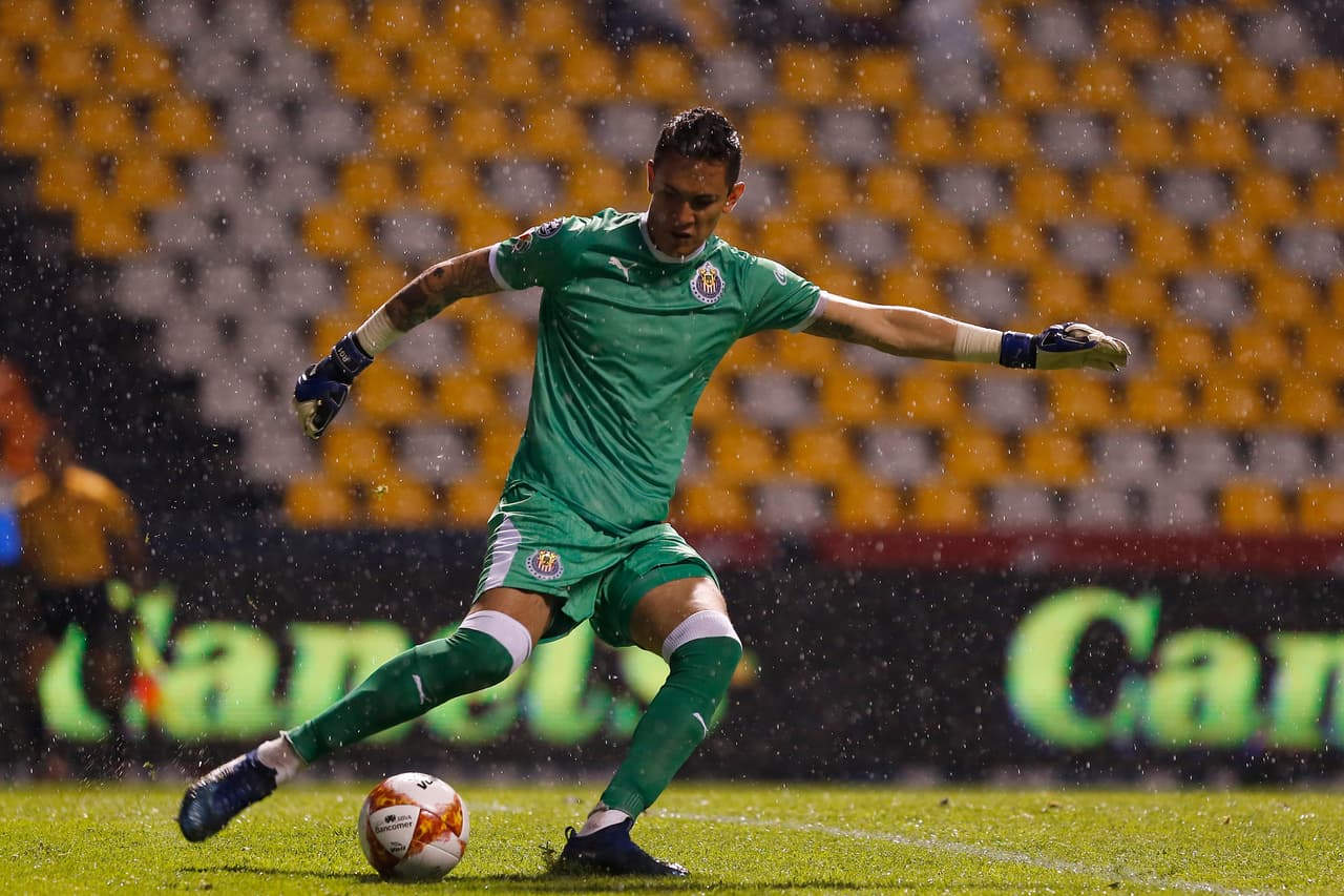 El arquero Raúl Gudiño resultó clave para evitar que Chivas terminara perdiendo el partido en los minutos finales.