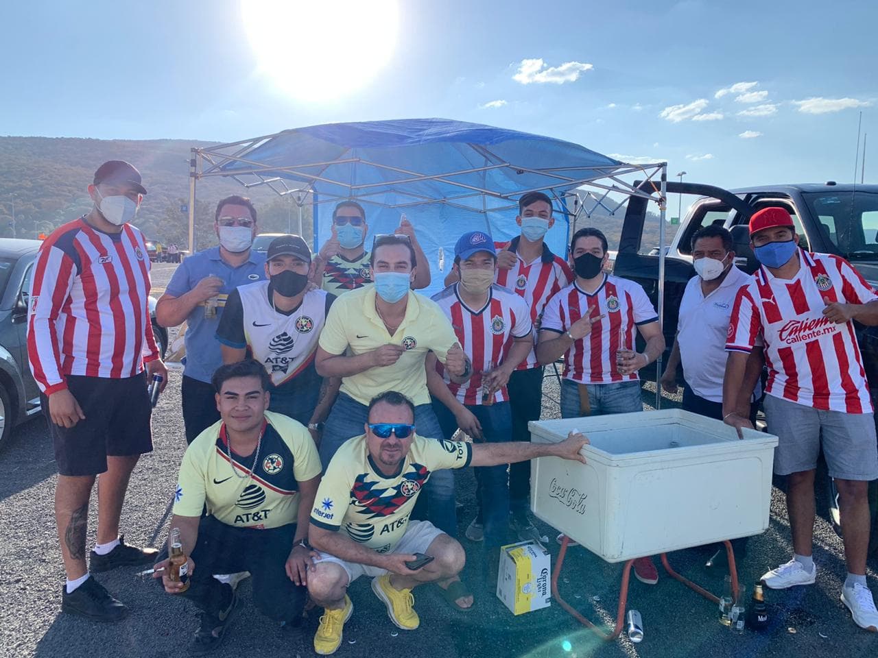 Los afortunados aficionados que consiguieron boleto para el partido más esperado de la temporada regular, comienzan a tomar sus lugares en el Estadio Akron a minutos del pitazo inicial.