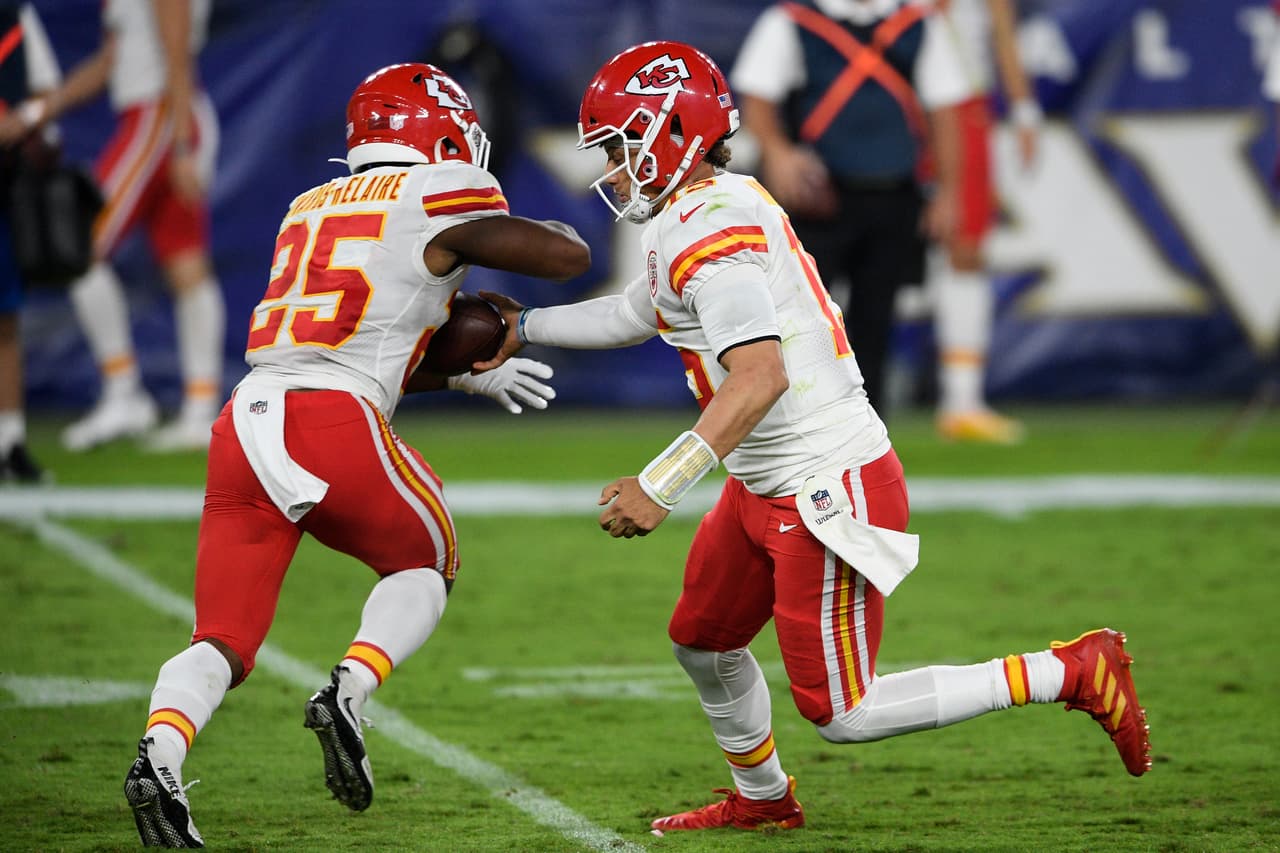 Patrick Mahomes supera las 350 yardas por aire, manda cuatro pases de touchdown y mete uno más por tierra en la victoria 34-20 sobre los Baltimore Ravens.