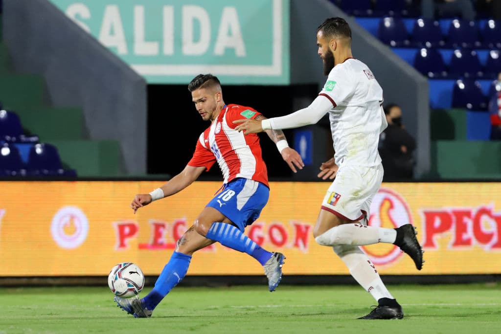Héctor Martínez y Kaku son los encargados de regresar a Paraguay a la pelea por su lugar para el mundial y vencen 2-1 a Venezuela.