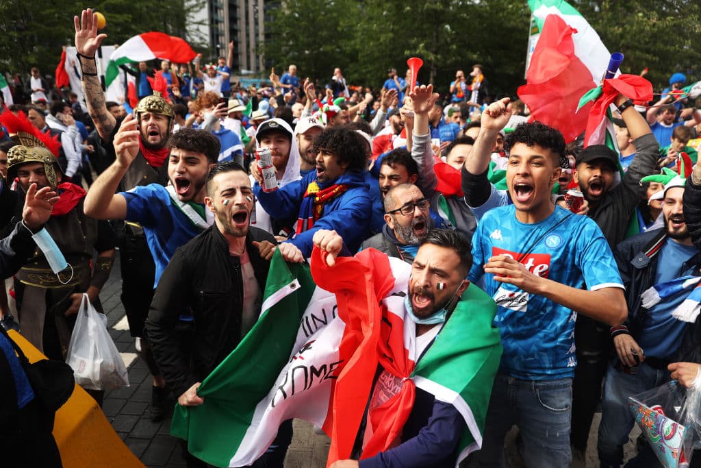 Las emociones se viven a flor de piel previo al choque entre España e Italia en la Semifinal de la Euro 2020. Fanáticos se dan cita en el estadio de Wembley en Londres y ser testigos de la historia, ¿quién será el primer finalista de la justa deportiva más importante de Europa?