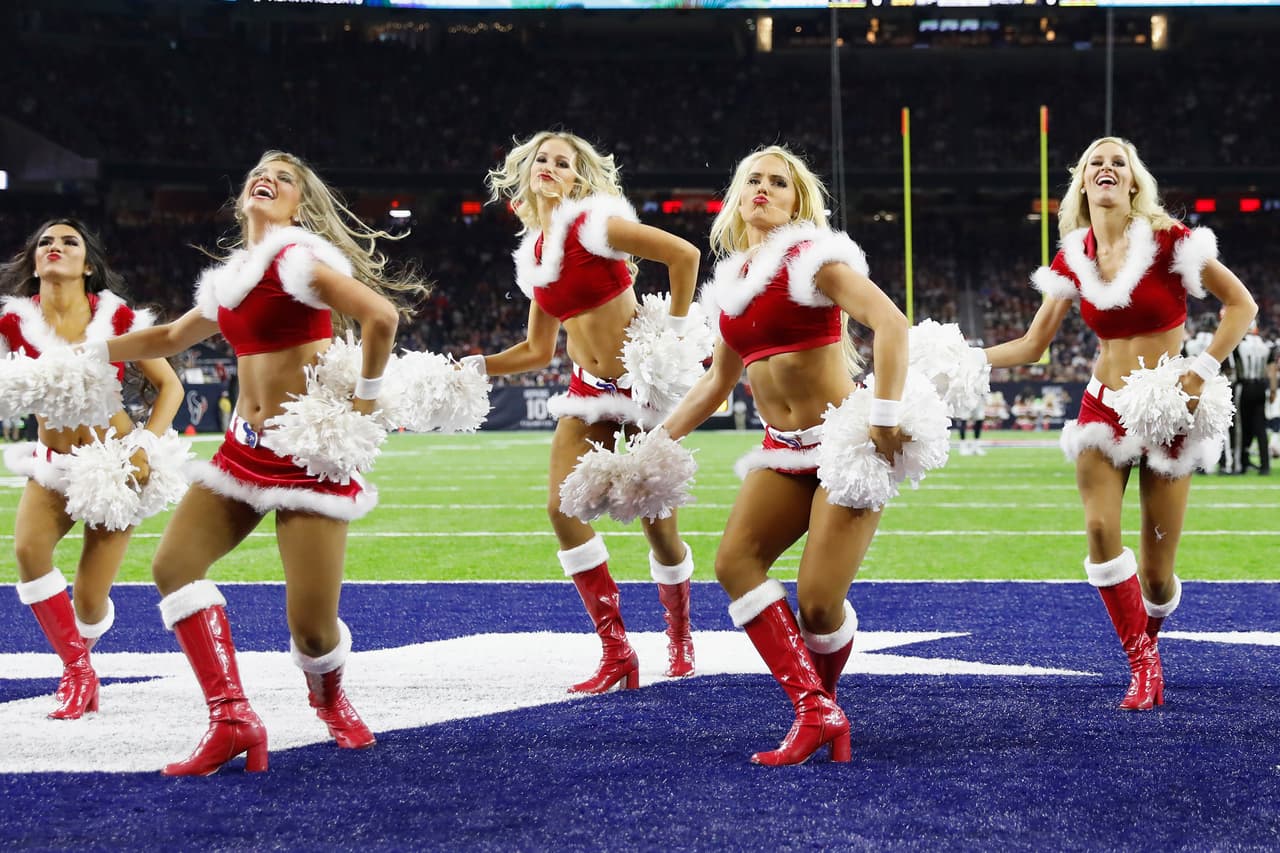 Los colores de la Navidad y personajes representativos como Santa Claus, el Grinch y los renos estuvieron en la jornada de la NFL, que tuvo en la belleza de las animadoras y la alegría de los fanáticos la combinación perfecta.