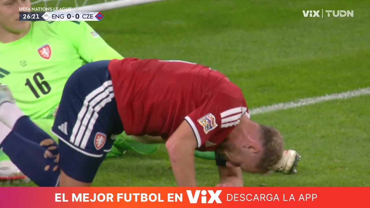 ¡Autogolazo de Chequia! Coufal comete un error grotesco y le regala el gol a Inglaterra