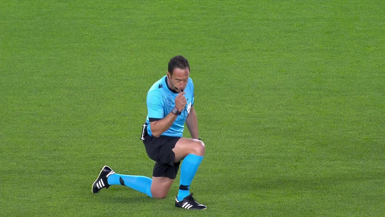 Arranca el partido y la pelota está en juego.