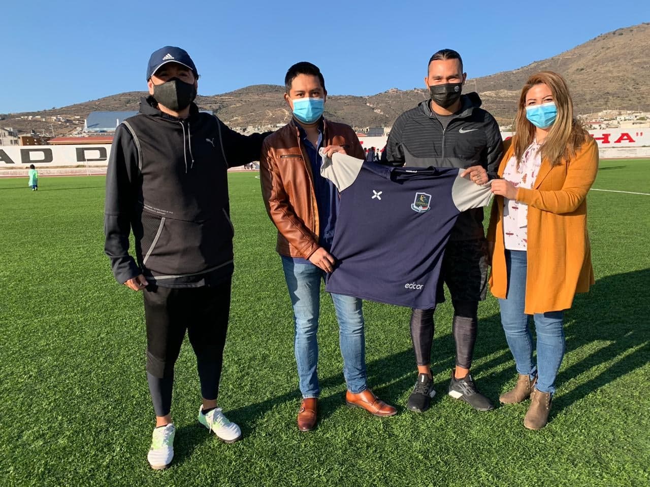 Revientan a Gullit Peña tras presentación en tercera división