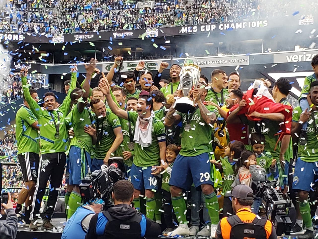 El Seattle Sounders festeja su segundo título de la MLS, ambos ante el Toronto FC, el primero en casa.