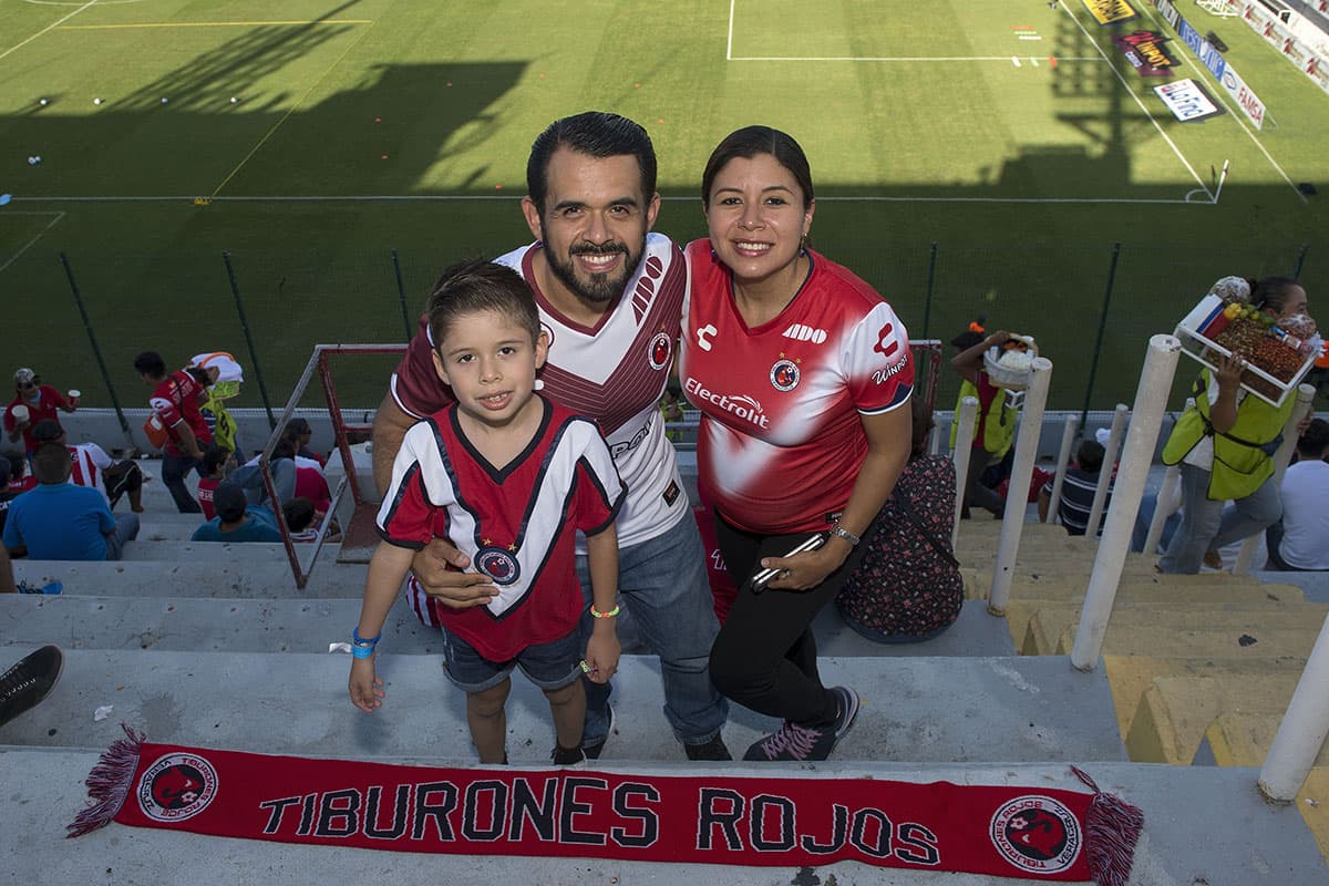 Fanáticos de Veracruz dentro del estadio aguardan el inicio del juego.