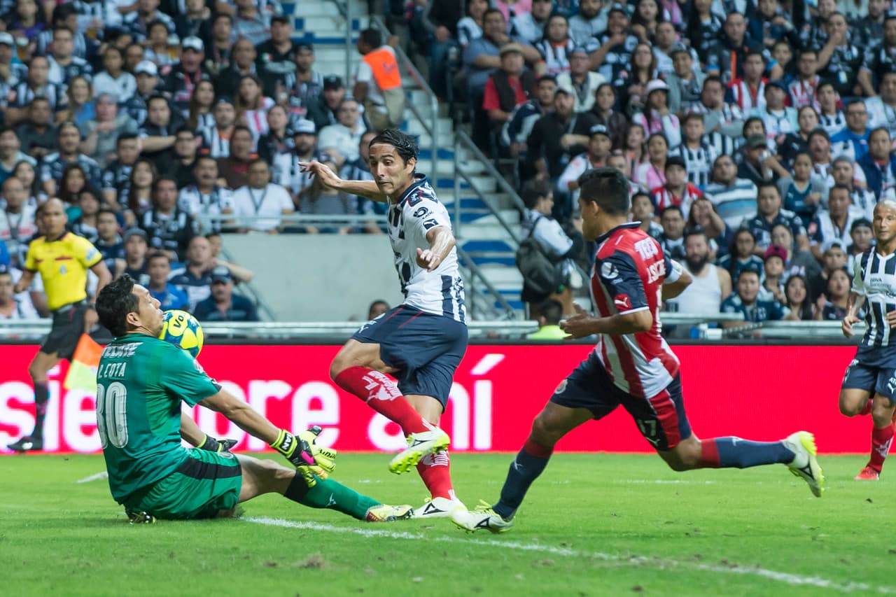 Rodolfo Cota fue de suma importancia en el partido e hizo al menos un par de estupendas atajadas para evitar que Chivas cayera en el juego.