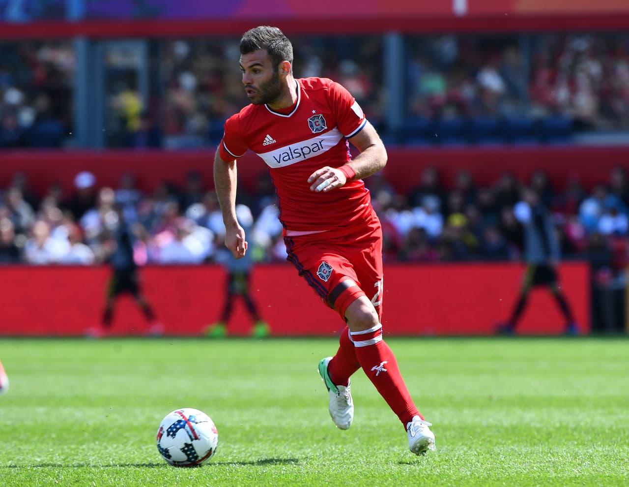 16. Nemanja Nikolic, Chicago Fire - $1.906 Millones USD: Junto a Schweinsteiger, el húngaro es otra de las flamantes contrataciones del Fire en su búsqueda por resurgir como un cuadro competitivo y ganador. Nikolic ya anotó varios goles y pinta para ser una ganga con su actual salario.