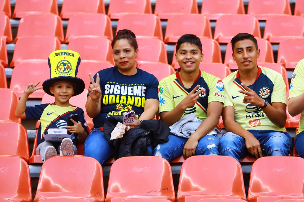 Los fanáticos del América dentro del Estadio Azteca antes del juego contra Pachuca.