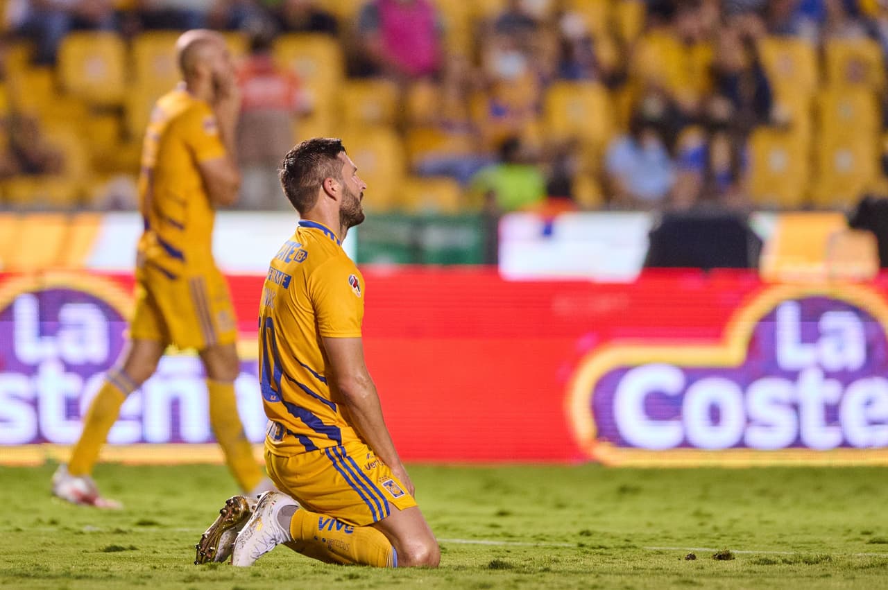 Cuatro minutos después, Quiñones volvía a rematar en dos tiempos solo frente al arco, pero de nuevo en fuera de lugar.