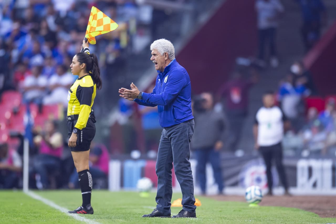 Ricardo 'Tuca' Ferretti se estrenó como director técnico de Cruz Azul y se lleva la victoria que necesitaban los 'cementeros' para pelear posiciones de repechaje y de paso, el estratega consigue su quinta victoria en su partido de presentación al frente de un equipo de la Liga MX.