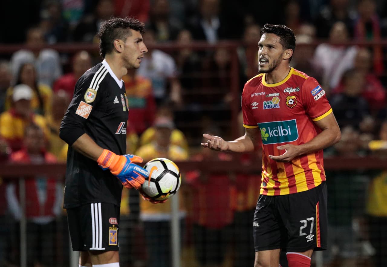 Desde hace tres años milita en el fútbol centroamericano con clubes de Costa Rica y Guatemala, donde sus cifras goleadoras continúan siendo decentes.