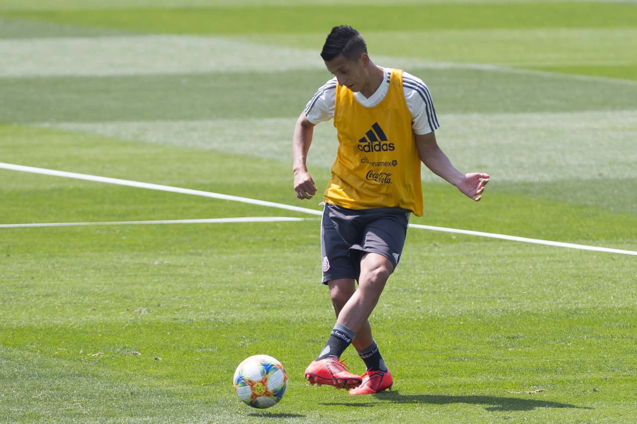 Roberto Alvarado en un entrenamiento de la Selección en el CAR.