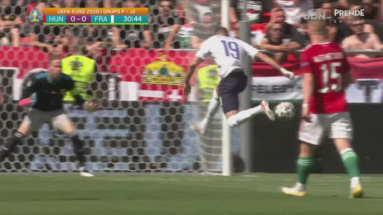 Mbappé la baja en el área y Benzema la manda por un costado