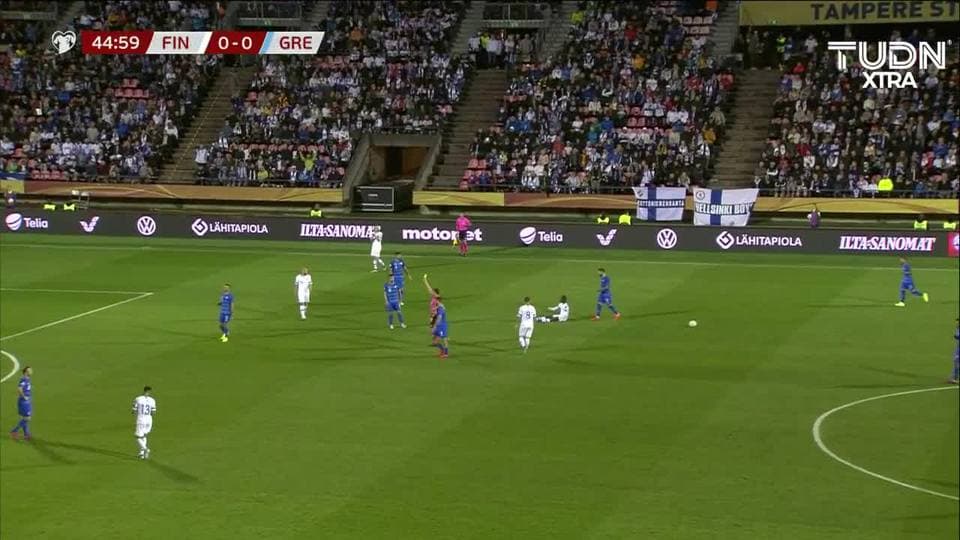 Tarjeta amarilla. El árbitro amonesta a Dimitrios Kourbelis de Greece