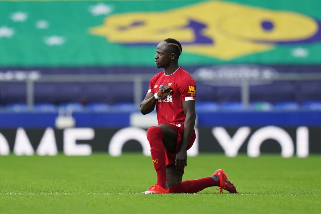 Sadio Mané con la mano en el corazón mientras mira al horizonte y protesta contra el racismo.