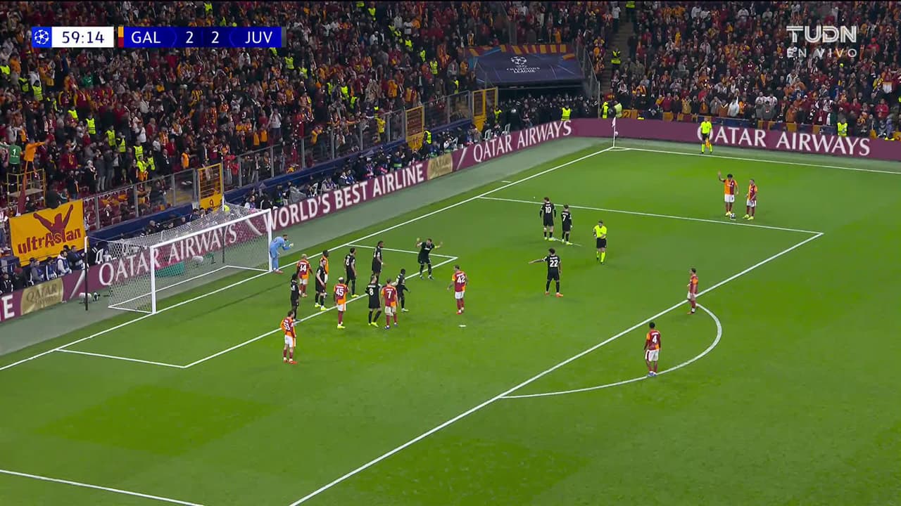 ¡GOL!  anota para Galatasaray. Davinson Sánchez