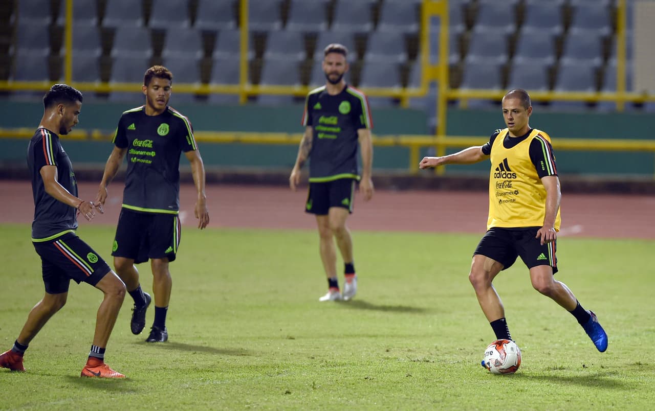 Mexico's Javier Hernandez (R) and tammates take part in a training session at the Hasely Crawford Stadium in Port of Spain, Trinidad and Tobago on March 27, 2017. / AFP PHOTO / ALFREDO ESTRELLA (Photo credit should read ALFREDO ESTRELLA/AFP/Getty Images)