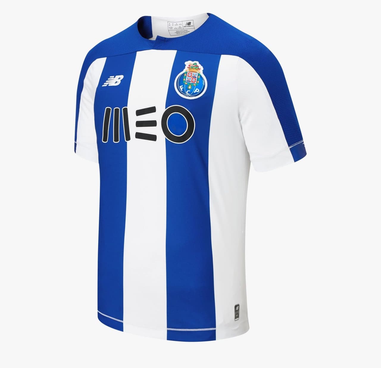 La pasión del Dragao y toda su afición en esta nueva temporada del fútbol europeo tendrá de nuevo las franjas gruesas en su playera. Pocos cambios, de hecho, tendrá la nueva prenda siendo el más notorio el de los hombros donde ya no existe el blanco sino que predomina el azul.