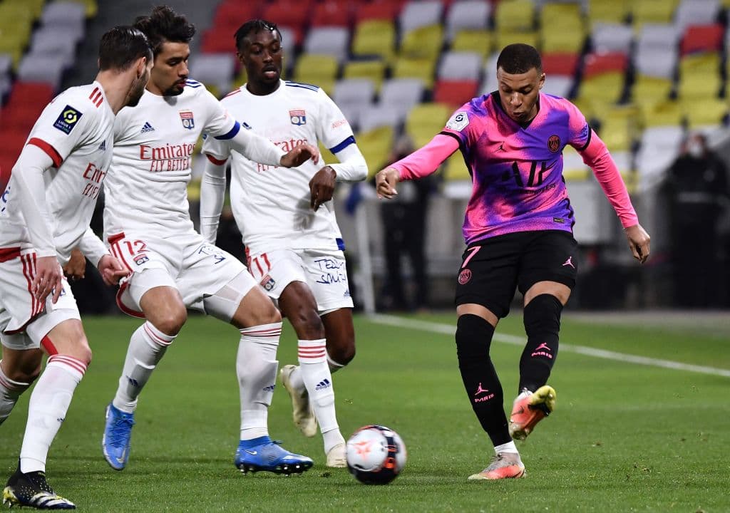 Paris Saint-Germain se impone 4-2 al Olympique y se lleva la victoria y de paso, el liderato en la Ligue 1. Kylian Mbappé anotó doblete, mientras que Angel Di María y Danilo Pereira aportaron un gol, por parte de Lyon, Simani y Cornet anotaro para su equipo, pero no les alcanzó para derrotar a los parisinos.