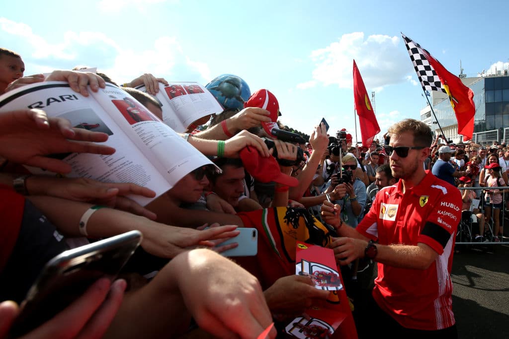 Uno de los grandes ídolos de la época actual en la Fórmula 1 es sin lugar a dudas el piloto alemán del equipo Ferrari Sebastian Vettel, de alta demanda para fotos y firma de autógrafos.