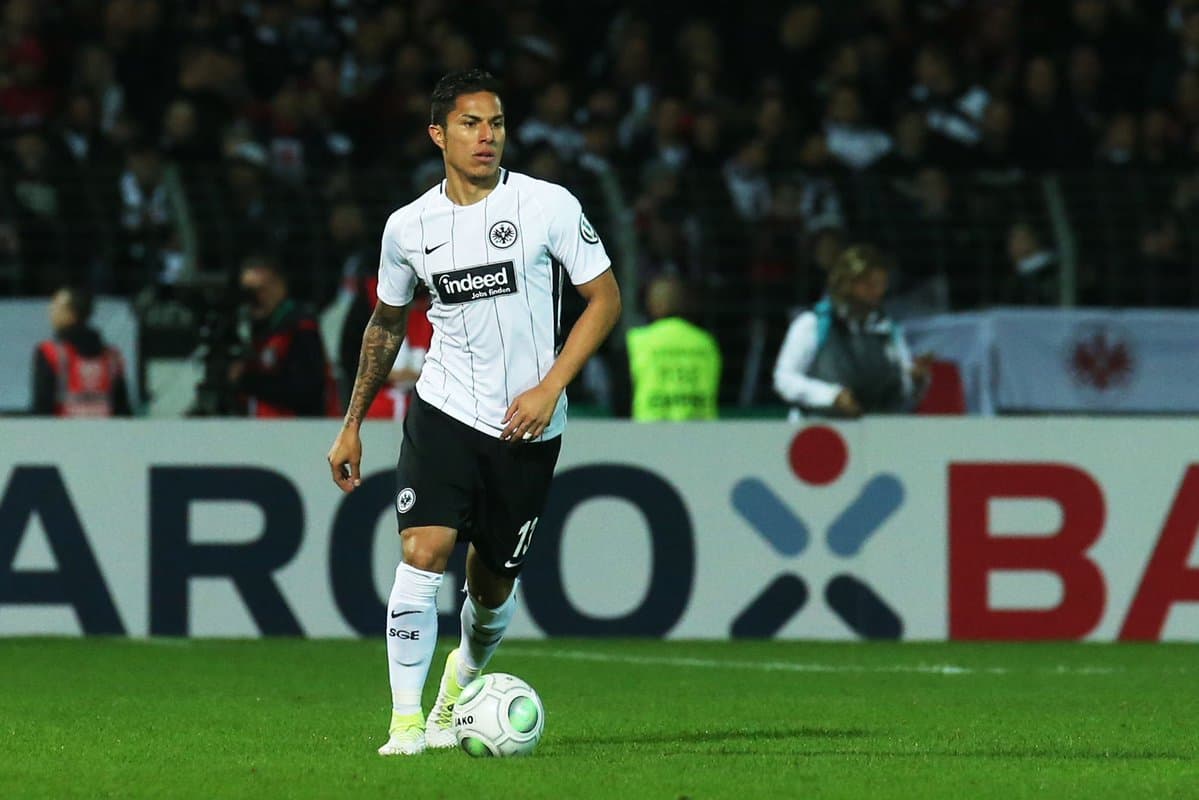 Carlos Salcedo fue titular en el triunfo del Eintracht sobre el Werder Bremen