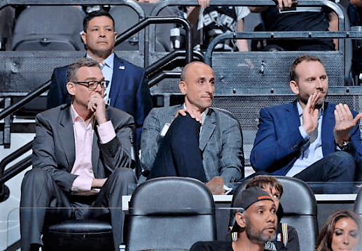 Ahí estaba el gran invitado especial de la noche, al centro, Manu Ginóbili, quien se regocijó viendo a los Spurs ante los Cavaliers.