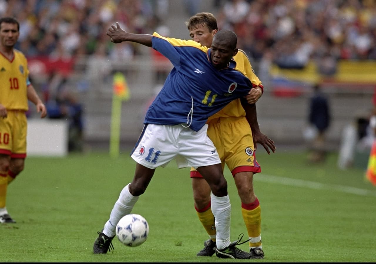 El colombiano Faustino Asprilla se caracterizó en su carrera por su talento y por ser fiestero. Incluso, en el Mundial de Francia 98 se le acusó de cometer actos de indisciplina. Abandonó al equipo antes de la finalización de la participación de Colombia en el certamen.