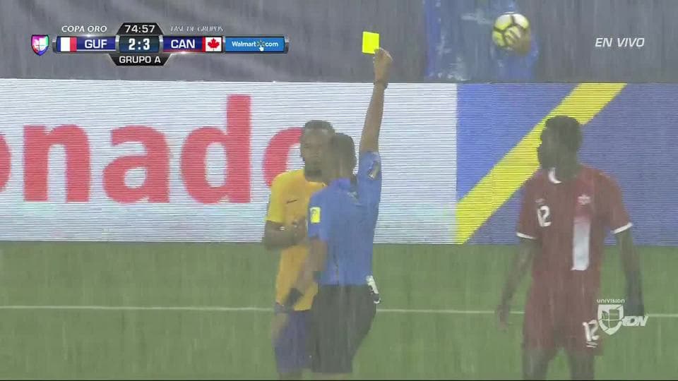 Tarjeta amarilla. El árbitro amonesta a Roy Contout de French Guiana