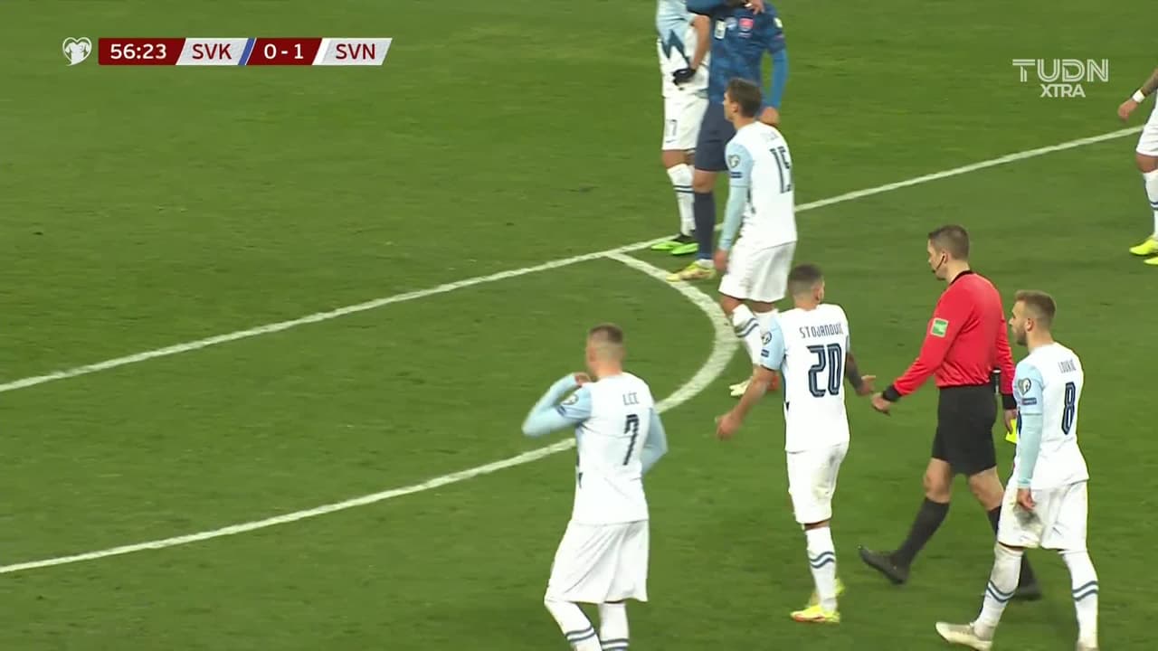 ¡Tarjeta Roja! Miha Blazic recibe la segunda amarilla y se va del juego.