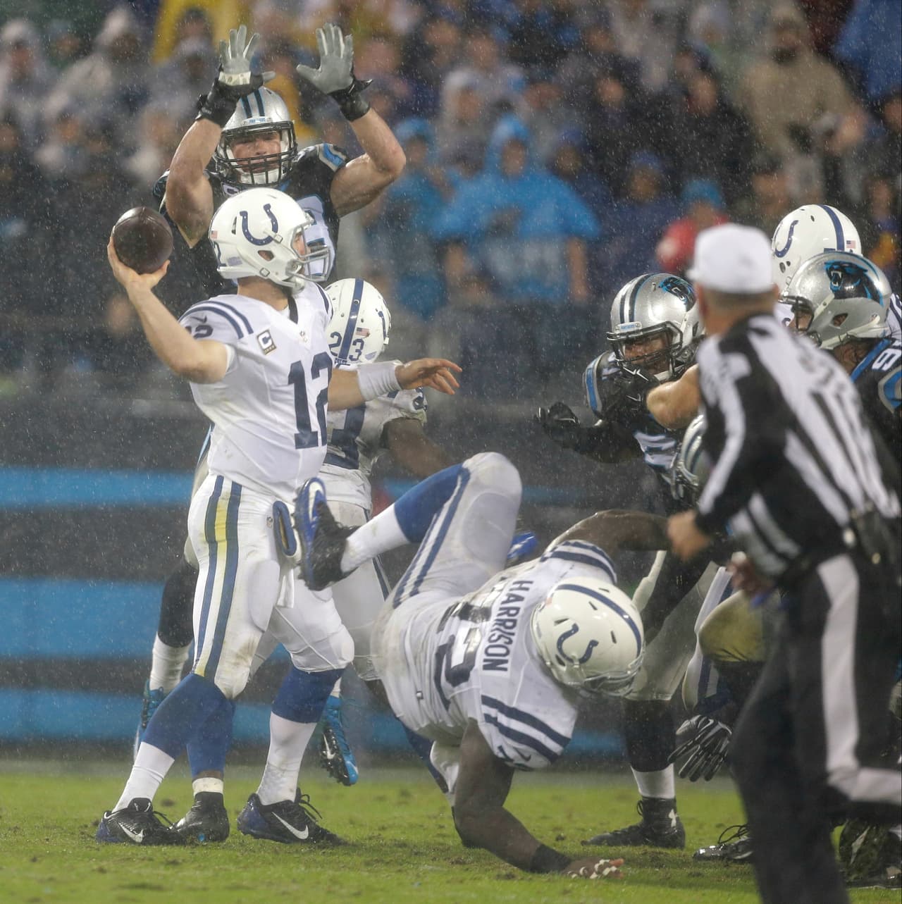 Emocionante partido que cerró la Semana 8 de la NFL donde los Panthers mantuvieron el invicto al derrotar, en tiempo extra, a los Colts por 29-26. ¡Checa las mejores tomas!