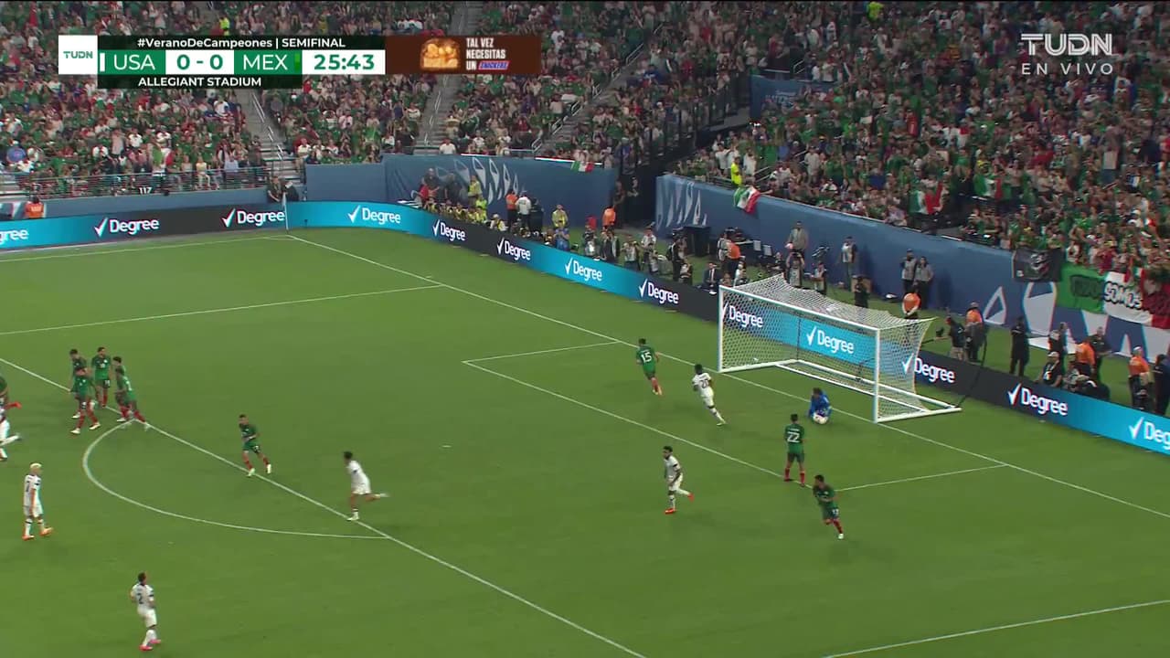 ¡TIRO ATAJADO! disparo por Christian Pulisic.