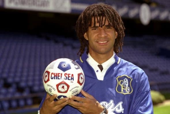 La dinámica continuó en el Chelsea. Tras la salida de Hoddle, el equipo le ofreció a Ruud Gullit que se hiciera cargo del conjunto inglés y él aceptó. En su estancia de 1996 a 1998 ganó la FA Cup y al final salió por problemas personales con la directiva.