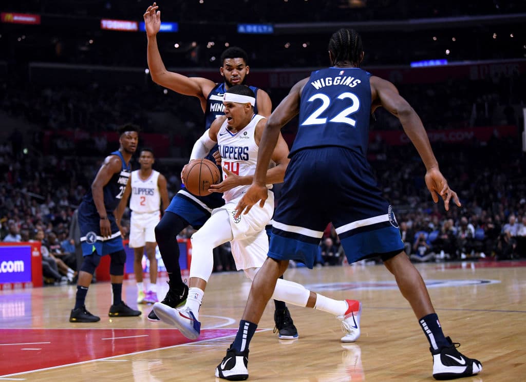 <b>Minnesota 109-120 LA Clippers</b>. Siete jugadores de los Clippers (6-4) en doble dígito ofensivo ayudaron al triunfo sobre los Timberwolves (4-7) en Staples Center. Derrick Rose anotó 21 puntos.