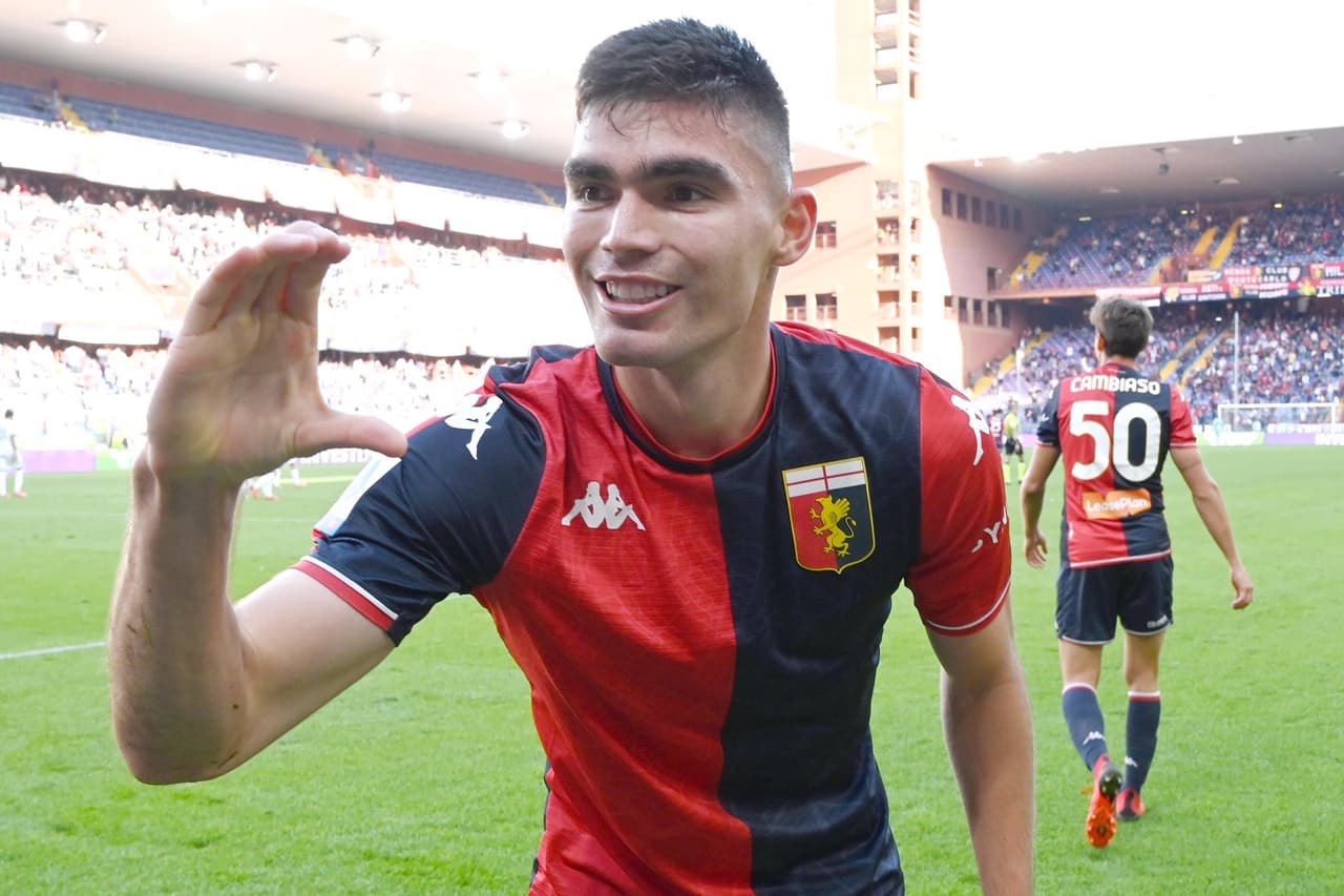 Johan Vásquez dedica primer gol con Genoa a su novia y familia