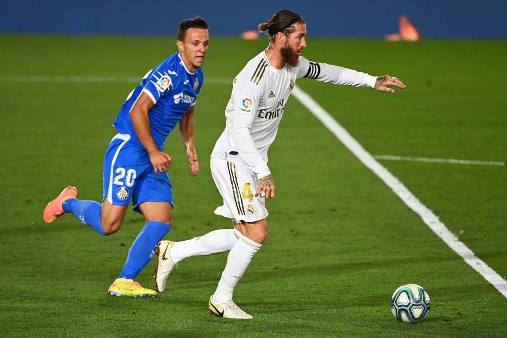 Nemanja Maksimovic comeinza a presionar a los defensas del Real Madrid desde el minuto 1, por lo que Sergio Ramos opta por reventar el balón.