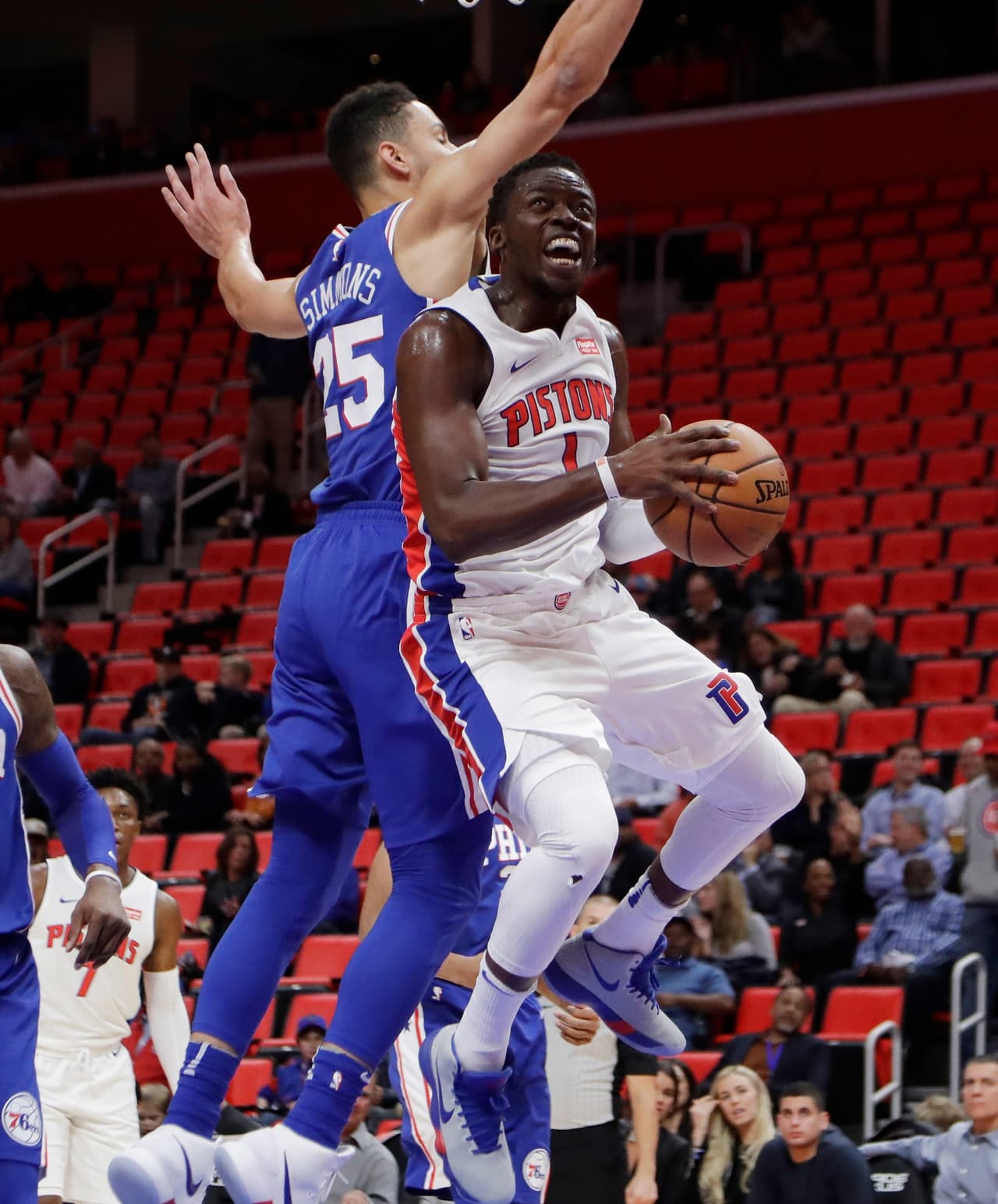 Los Pistons se acercaron a sólo tres tantos en el último cuarto, pero Filadelfia conservó la delantera.